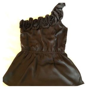 Stylish one sleeve too with flower detail